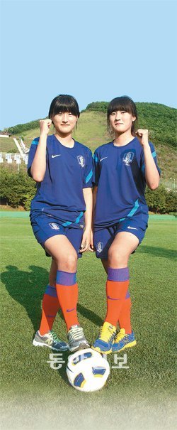 경기 파주 축구국가대표트레이닝센터(NFC)에서 만난 김우리(왼쪽)-두리 자매가 파이팅을 외치고 있다. 일란성 쌍둥이인 둘은 8월 일본에서 열리는 20세 이하 여자월드컵에서 한국축구 첫 쌍둥이 동반 출전을 노린다. 파주=양종구 기자 yjongk@donga.com