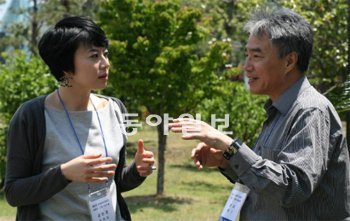 제주 서귀포시에서 열린 한중작가회의에 참석한 중국 시인 옌리(오른쪽)와 한국 시인 김민정이 아시아 문학의 세계화에 대해 얘기를 나누고 있다. 서귀포=황인찬 기자 hic@donga.com