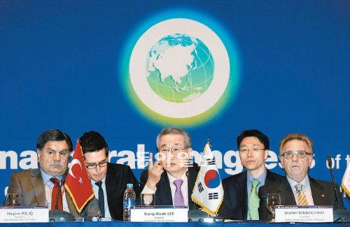 22일 서울 중구 소공동 롯데호텔에서 열린 아시아헌법재판소연합 창립총회 폐막식에서 이강국 헌법재판소장(가운데)과 하심 킬리치 터키 헌재 소장(왼쪽), 잔니 부퀴키오 베니스위원회 위원장(오른쪽)이 기자회견에 참석한 취재진의 질문에 답하고 있다. 양회성 기자 yohan@donga.com