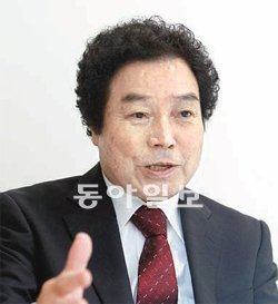 16년 전 그의 아들이 그랬듯 한국 청소년들이 스스로 목숨을 끊지 않도록 하기 위해 오사와 히데아키 씨는 “한국사회가 지금 결단을 내려야 한다”고 말했다. 홍진환 기자 jean@donga.com