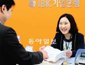 대학에 가지 못했지만 은행원 생활은 즐겁다. 자신의 실력을 인정해준 직장이기에. 당혜미 씨는 “효도를 하면서 경력을 쌓을 수 있다”며 더욱 열심히 일하겠다고 다짐했다. 천안=유성열 기자 ryu@donga.com