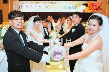 포스코가 지난해 서울 강남구와 함께 마련한 다문화가정 합동결혼식. 많은 기업이 다문화가정 출신 직원을 적극 채용하거나 청소년 교육을 돕는 식으로 사회공헌 활동에 열심이다. 포스코 제공