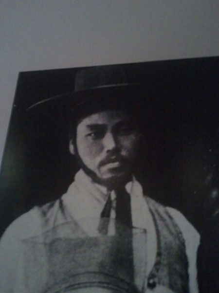 국사책 속 길 닮은꼴이 포착돼 관심을 모으고 있다.