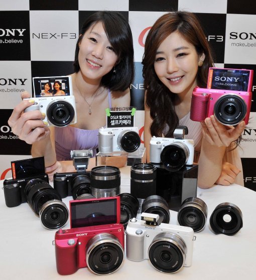 소니가 디지털 카메라를 주력 제품군으로 삼고 역량을 집중하고 있다. 23일 서울 남대문로 밀레니엄 서울힐튼에서 열린 신제품 발표회에서 모델들이 ‘셀카’에 특화된 미러리스 카메라 신제품 ‘NEX-F3’을 선보이고 있다. 사진제공｜소니코리아