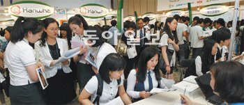 23일 열린 ‘2012 대한민국 고졸 인재 채용 잡 콘서트’ 행사장에서 여고생들이 채용담당자에게 궁금한 점을 물어보며 정보를 구하고 있다. 고양=김재명 기자 base@donga.com