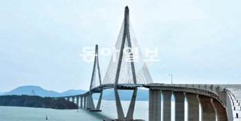 전남 목포시 북항과 고하도를 연결하는 목포대교가 다음 달 29일 개통되면 도심 교통체증 해소와 물류비용 절감 등 지역경제 활성화가 기대된다. 목포시 제공