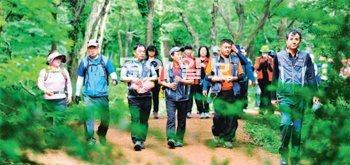 숲길을 걸으며 명상과 치유를 경험하는 행사가 제주의 대표적인 숲길의 하나인 사려니 숲길에서 열린다. 사려니숲길위원회 제공