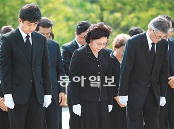 23일 경남 김해시 진영읍 봉하마을에서 열린 노무현 전 대통령 서거 3주기 추도식에서
노 전 대통령의 아들 노건호 씨와 부인 권양숙 여사, 문재인 노무현재단 이사장(왼쪽부터)이 묵념하고 있다. 김해=사진공동취재단