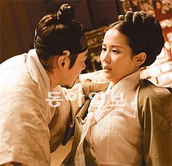 영화 ‘후궁: 제왕의 첩’에서 성원대군(김동욱)이 궁에서 가질 수 없는 단 한 여자, 화연(조여정)에게 다가가고 있다. 롯데엔터테인먼트 제공