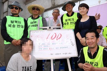 탈북자 북송 반대 집회 100회째인 23일 하루도 빠짐없이 참가한 ‘자생초’ 회원들이 이날도 서울 종로구 효자동 주한 중국대사관 앞에 모여 집회를 이어갔다. 장승윤 기자 tomato99@donga.com