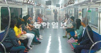 대구에 정착한 새터민들이 23일 팔공산 자락에 있는 대구시민안전테마파크에서 지하철 화재사고 대피 체험을 하고 있다. 대구시 제공