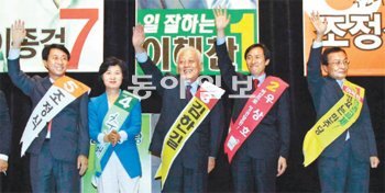 24일 오후 대구 엑스코에서 실시된 민주통합당 당대표 선출 대구·경북지역 대의원 투표에서 후보들이 손을 들어 인사하고 있다. 왼쪽부터 조정식 추미애 김한길 우상호 이해찬 후보. 대구=변영욱 기자 cut@donga.com