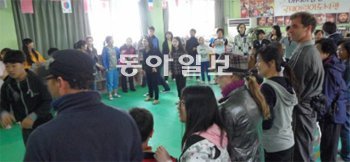 부산의 아시아공동체학교에서 열린 다문화 행사. 해외에서 태어나 한국에 들어온 다문화 청소년의 적응을 돕는 곳인데 교사 수가 적어 애를 먹는다. 아시아공동체학교 제공