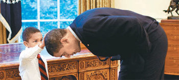 “내 머리카락과 똑같네요” ‘내 머리카락과 같은지 만져보고 싶다’는 제이컵 필라델피아 군의 요청에 기꺼이 허리를 숙인 버락 오바마 대통령. 사진 출처 뉴욕타임스