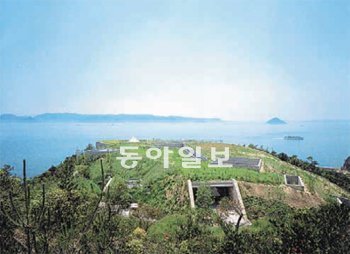 안도 다다오가 설계한 세계 최초의 지하 미술관인 ‘지중 미술관’. 지상에서는 마치 토치카를 보는 느낌이지만 안으로 들어가면 절묘한 자연 채광으로 특별한 감동을 준다.