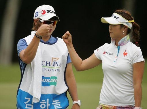 올 초 쓰던 아이언을 다시 꺼내든 김하늘(오른쪽)이 슬럼프에서 탈출했다. 김하늘이 25일 춘천 라데나 골프장에서 열린 두산매치플레이 32강전 1번 홀에서 버디를 기록한 뒤 캐디와 하이파이브를 하고 있다. 사진제공｜KLPGA