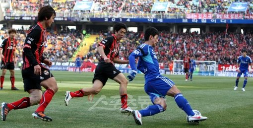 서울과 수원은 관중 수에 따라 승률이 달라졌다. 서울은 홈 평균관중인 2만 명대에서 절대 우위를, 수원은 4만 명대 관중 앞에서 무적을 자랑했다. 4월1일 수원월드컵경기장에서 열린 양 팀의 빅매치. 스포츠동아DB