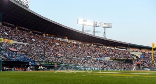 25일 오후 서울 잠실야구장에서 '2012 팔도 프로야구' 두산 베어스와 롯데 자이언츠의 경기가 열렸다. 금요일 경기에 만원관중이 가득차 야구경기를 지켜보고 있다. 4연승에 도전하는 두산은 임태훈을 롯데는 토종 에이스 송승준을 선발로 내세웠다. 잠실 | 김민성 기자 marineboy@donga.com 트위터 @bluemarine007