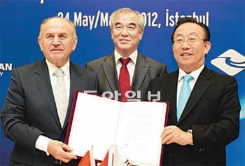 카디르 톱바슈 이스탄불 시장과 최광식 문화체육관광부 장관, 김관용 경북도지사(왼쪽부터)가 25일 양해각서 체결 기념 촬영을 하고 있다. 경북도 제공