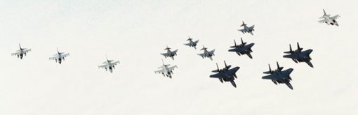 5월 10일 ‘12-1차 맥스 선더’ 훈련에서 F-15K(앞쪽 4대), 좌우측 KF-16, 뒤쪽 F-4E로 구성된 대규모 공격편대군이 서해상에서 진행된 적 도발원점에 대한 정밀폭격훈련을 성공적으로 마친 후 무사히 기지로 귀환하고 있다.