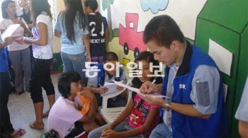 삼성전기 필리핀법인 봉사단원(오른쪽 파란 조끼 차림)이 로옥을 찾아 청소년들의 교육 정도와 가정환경 등을 조사하고 있다. 칼람바(필리핀)=김현지 기자 nuk@donga.com