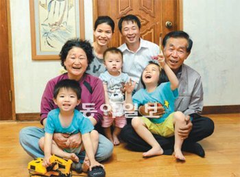 이소은 씨(뒷줄 왼쪽) 부부는 많은 나이 차에도 불구하고 서로 자상함에 끌려 결혼했다고 말한다. 강정훈 기자 manman@donga.com