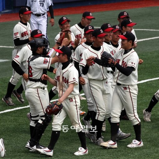 덕수고 선수들이 28일 대전고와의 8강전에서 승리한 뒤 하이파이브를 하며 4강 진출을 자축하고 있다. 창원｜장승윤 동아일보 기자 tomato99@donga.ocm