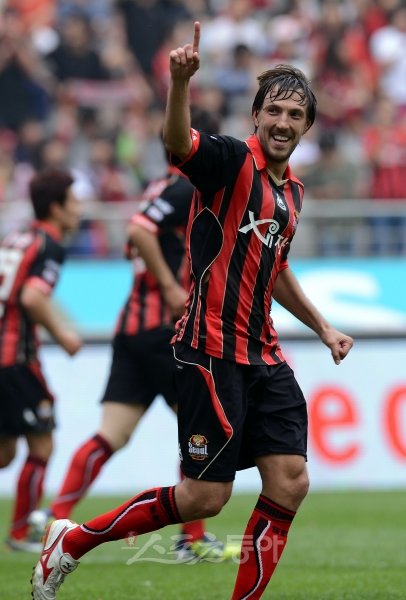 28일 서울월드컵경기장에서 열린 현대오일뱅크 K리그 2012 14라운드 FC서울 대 인천유나이티드 경기에서 FC서울 데얀이 후반 자신의 두번째 골을 성공시킨 후 기뻐하고 있다. 상암 | 김종원기자 won@donga.com 트위터 @beanjjun