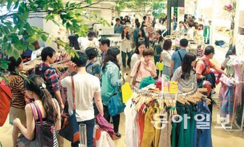 부처님오신날 휴일을 맞은 28일 서울 중구 명동 에잇세컨즈 매장에서 고객들이 옷을 고르고 있다. 에잇세컨즈 측은 “대구 동성로, 대전 은행동, 부산 서면 등 지방 구도심 상권의 상가주들도 매장 입점을 제안해 오는 등 전국적으로 반응이 뜨겁다”고 밝혔다. 박영대 기자 sannae@donga.com