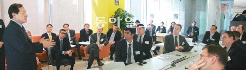 이상철 부회장(왼쪽)이 한 협력회사 행사에 참석해 “롱텀에볼루션에서는 새 국면이 전개될 것”이라며 자신감을 드러내고 있다. LG유플러스 제공