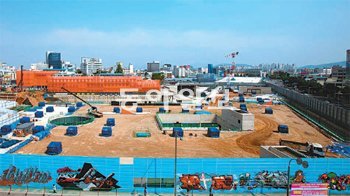 옛 전남도청 터에 들어서는 광주 국립 아시아문화전당 건축공사 공정이 36%를 넘어서면서 침체에 빠졌던 금남로 충장로 등 주변지역 부동산 경기가 꿈틀거리고 있다. 광주 동구 제공