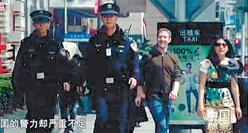 올해 3월 말 중국 상하이 거리를 돌아다니던 저커버그 부부가 중국 CCTV가 경찰을 주제로 찍은 다큐멘터리에 우연히 배경으로 잡힌 모습. 사진 출처 중국 웨이보