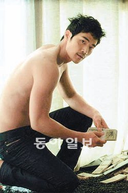 영화 ‘돈의 맛’에서 섹시한 남자 비서 역을 맡은 배우 김강우. 시너지 제공