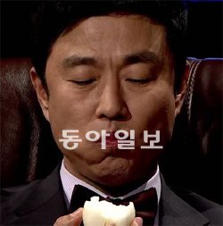 4부작으로 방영된 채널 A ‘미스터리 논리로 풀다’에서 진행자인 이영돈 PD가 최면 상태에서 양파를 사과로 여기고 먹고 있다. 채널A 제공