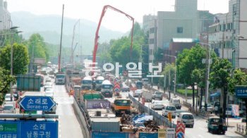 29일 인천 남동구 만수동 만수초교 앞 인천지하철 2호선 공사 현장. 최근 인천시의 재정난이 심화하면서 개통 시기를 2014년에서 2018년으로 늦춰야 한다는 목소리가 커지고 있다. 김영국 동아닷컴 객원기자 press82@donga.com