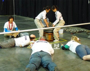팀 도전과제 ‘꽉 잡아!(Hold it!)’를 수행하는 한국의 ‘생크림 위에 얹어진 날개 달린 문어’팀. 골프공을 담을 수 있는 나무 구조물을 제작해 무거운 바벨을 버티는 과제다. 녹스빌=김도형 기자 dodo@donga.com