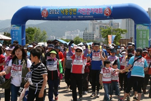 20일 부산 삼락강변공원에서 열린 낙동강변 시민걷기대회에 참가한 시민들이 코스를 따라 걷고 있다. 사진제공｜국민생활체육회