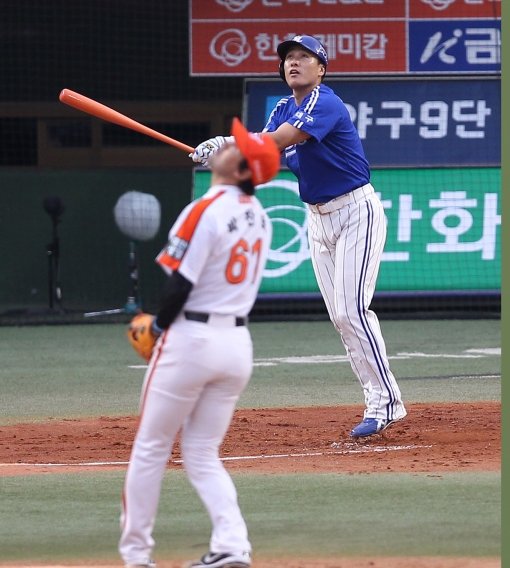 삼성 이승엽(오른쪽)과 한화 박찬호의 대결은 그 자체로 역사다. 첫 만남에선 3타수 무안타로 침묵했던 이승엽이 29일 대전 한화전 4회 2사 만루서 맞은 3번째 타석에서 마침내 2타점 적시타로 박찬호를 마운드에서 끌어내렸다. 사진제공｜스포츠코리아