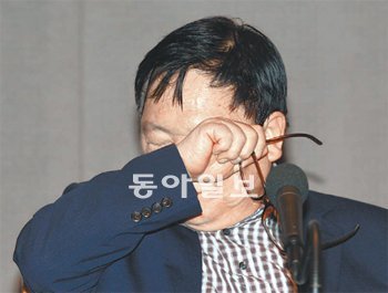 ‘통영의 딸’ 신숙자 씨의 남편인 오길남 씨가 29일 서울 중구 한국프레스센터에서 열린 북한반인도범죄철폐국제연대 기자회견에서 눈물을 닦고 있다. 장승윤 기자 tomato99@donga.com