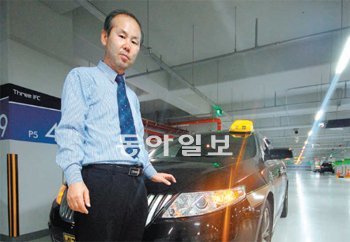 서울시에 단 한 대밖에 없는 포드의 링컨MKS 택시를 운전하고 있는 최윤하 씨가 24일 자신의 택시 앞에서 포즈를 취했다. 권기범 기자 kaki@donga.com
