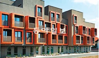 다채로운 디자인을 도입해 획일적인 외관을 탈피한 유럽의 공동주택 발코니. 국토해양부 제공