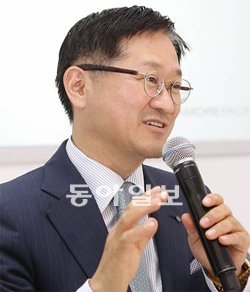 서경배 아모레퍼시픽 대표가 30일 경기 오산시 가장동 뷰티사업장에서 중장기 사업계획 등에 대해 설명하고 있다. 아모레퍼시픽 제공