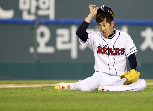 두산 김승회가 30일 잠실 KIA전 7회 무사 1루서 김원섭에게 투수 앞 번트안타를 허용한 뒤 허탈한 듯 모자를 벗고 있다. 그러나 곧 무사 1·2루 위기를 무사히 막고 7이닝 무실점 호투를 이어갔다. 사진제공｜스포츠코리아