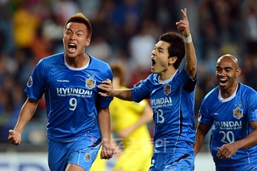 울산 현대 김신욱(왼쪽)이 30일 문수월드컵경기장에서 벌어진 가시와 레이솔(일본)과 AFC 챔스리그 16강전에서 헤딩으로 첫 골을
 터뜨린 뒤 환호하고 있다. 울산｜김민성 기자 marineboy@donga.com 트위터@bluemarine007