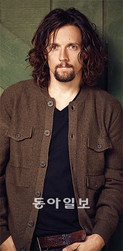 다음 달 8일 부산에서 월드투어의 첫 공연을 갖는 미국 싱어송라이터 제이슨 므라즈. 1만 장 팔기도 힘든 국내 팝 시장에서 그의 3집 음반은 10만 장 넘게 판매됐다. 워너뮤직 코리아 제공