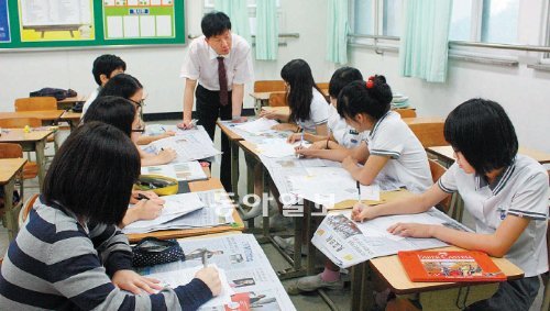 서울 강북구 삼각산중학교 학생들이 신문기사에 나오는 그래프로 미래행복 지표를 만드는 모습. 신문활용교육(NIE) 시간에는 이처럼 글과 사진, 그래프 등 모든 요소를 활용하면 효과적이다. 동아일보DB