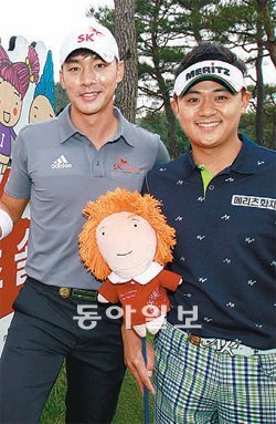 메리츠솔모로오픈에 출전하는 홍순상(왼쪽)과 박상현이 30일 경기 여주군 솔모로CC(파72)에서 대회 개막을 하루 앞두고 선전을 다짐하며 포즈를 취하고 있다. 메리츠금융그룹 제공