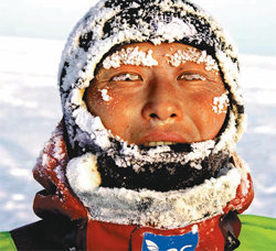 북극점 마라톤에 참가했을 당시 안병식 씨 얼굴. 얼굴이 온통 얼어붙어 눈사람처럼 변했다.