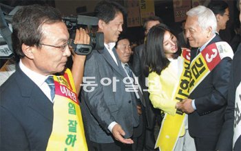 30일 강원 원주시 원주인터불고호텔에서 열린 민주통합당 지도부 경선에서 김한길 후
보(오른쪽)가 1위를 차지한 뒤 부인인 최명길 씨와 기쁨을 나누고 있다. 3위에 그친 이해찬 후보(왼쪽)가 이를 지켜보고 있다. 원주=변영욱 기자 cut@donga.com