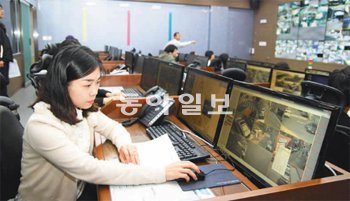대구 수성구 CCTV 통합관제센터 직원이 모니터를 통해 곳곳을 살펴보고 있다. 장영훈 기자 jang@donga.com